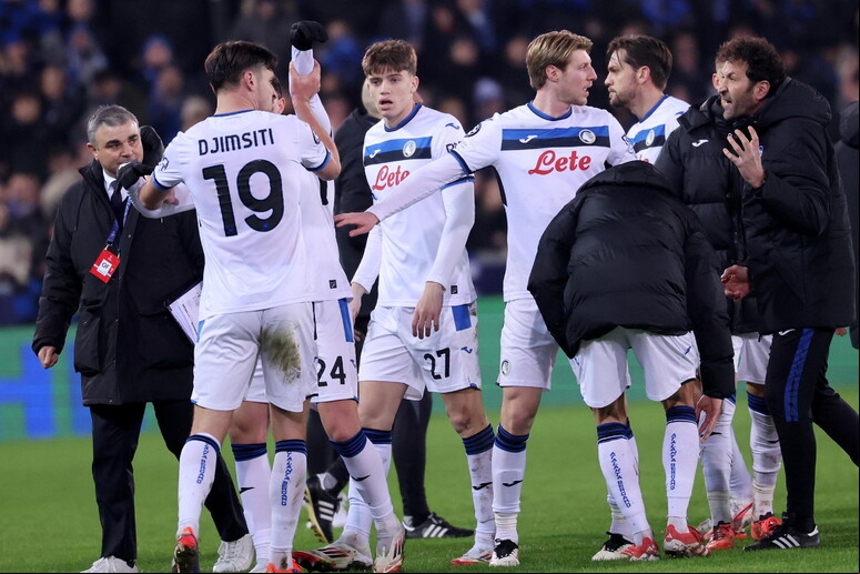 Jogadores da Atalanta reclamando do pênalti marcado para o Club Brugge © ANSA/EPA