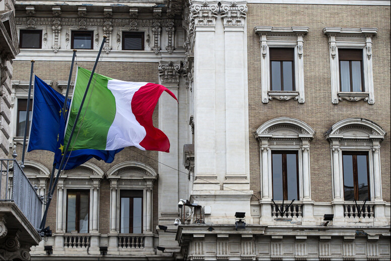 Bandeira italiana no Palácio Chigi, sede do governo - TODOS OS DIREITOS RESERVADOS