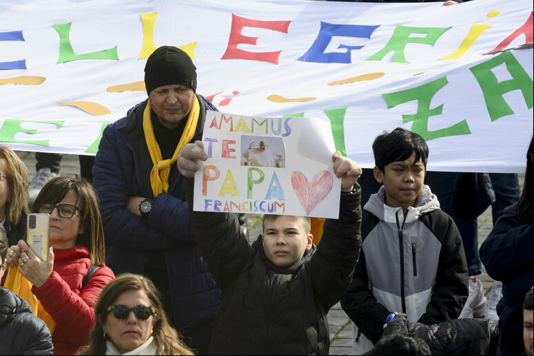 Fiéis durante angelus de Papa Francisco © ANSA/EPA