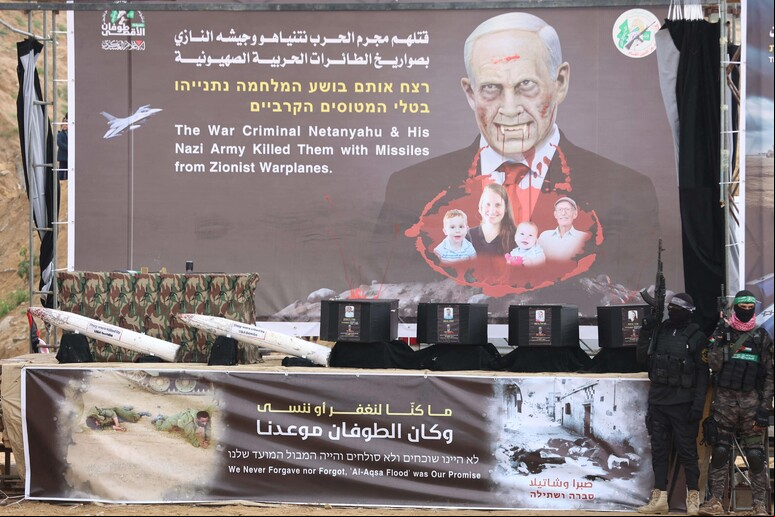 Caixões de reféns expostos na Faixa de Gaza © ANSA/AFP