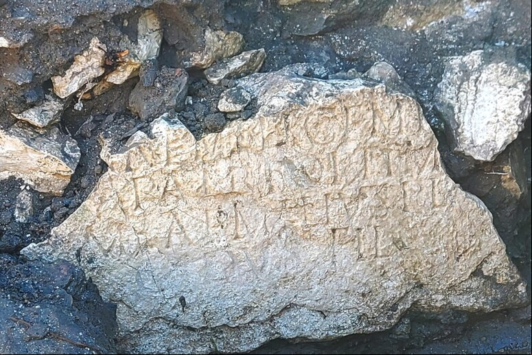 Cientistas se surpreendem com epígrafe romana encontrada  'por acaso ' em Savona - TODOS OS DIREITOS RESERVADOS