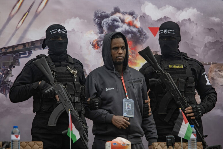 Membros do Hamas escoltam o refém israelense Avera Mengistu durante sua libertação no último 22/2 - TODOS OS DIREITOS RESERVADOS