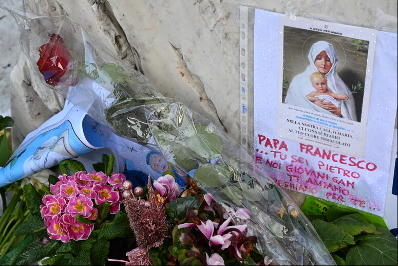 Homenagens ao papa Francisco diante do Hospital Agostino Gemelli, em Roma - TODOS OS DIREITOS RESERVADOS