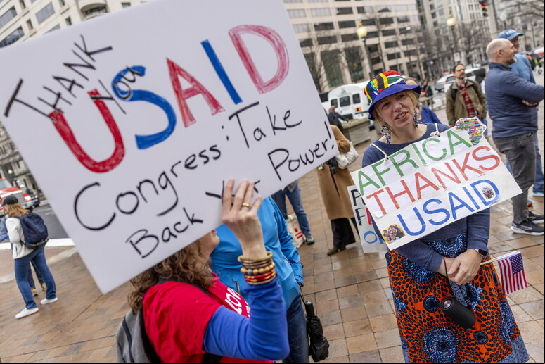Ex-servidores da Usaid protestam contra fechamento da agência © ANSA/EPA
