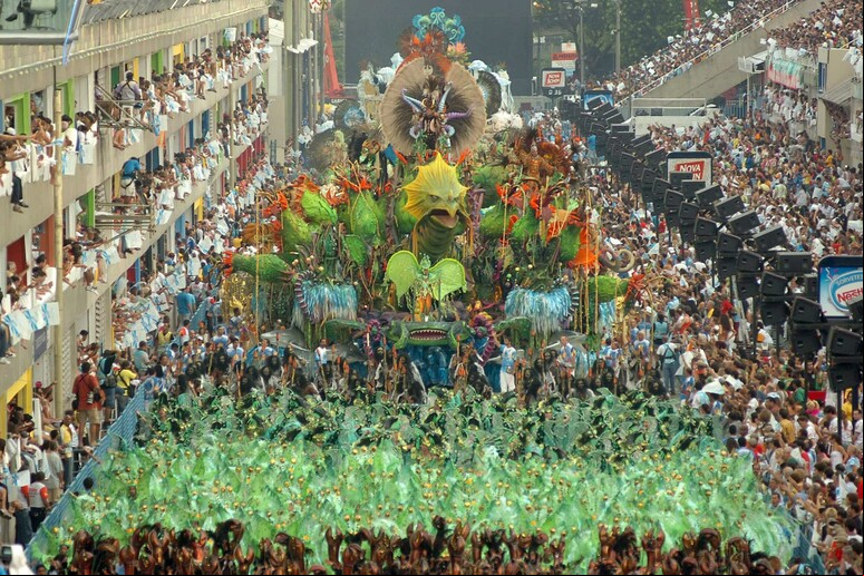 Folia no Rio segue até terça-feira - TODOS OS DIREITOS RESERVADOS