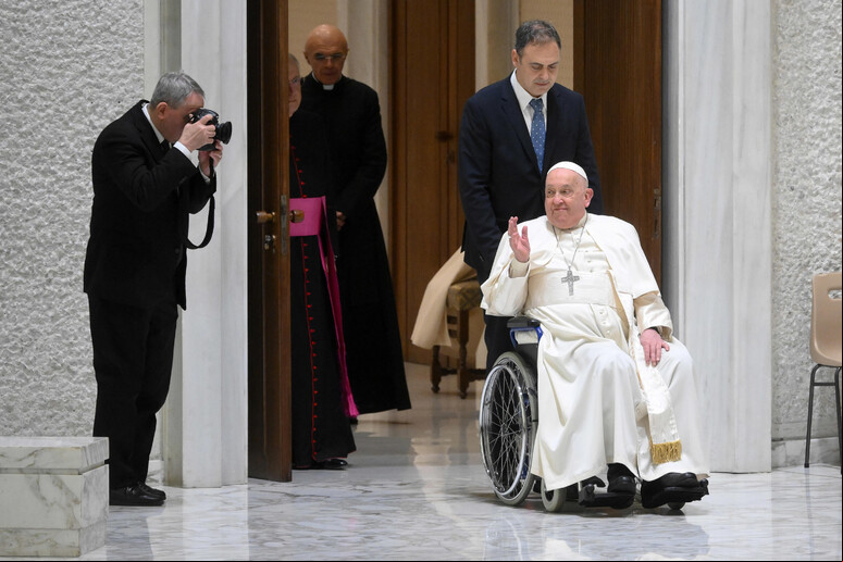 Papa chega de cadeira de rodas para audiência geral no Vaticano - TODOS OS DIREITOS RESERVADOS