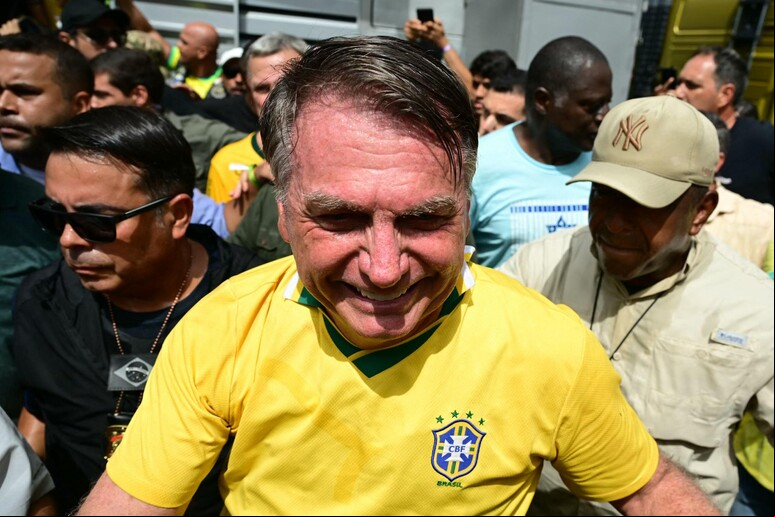 Bolsonaro durante manifestação em Copacabana, no Rio de Janeiro © ANSA/AFP