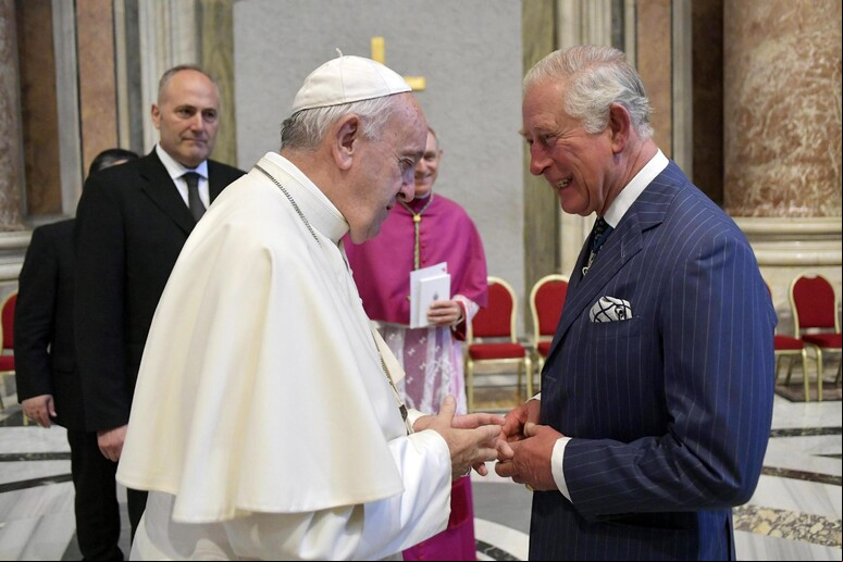 Papa e Charles III durante encontro em 2019 - TODOS OS DIREITOS RESERVADOS