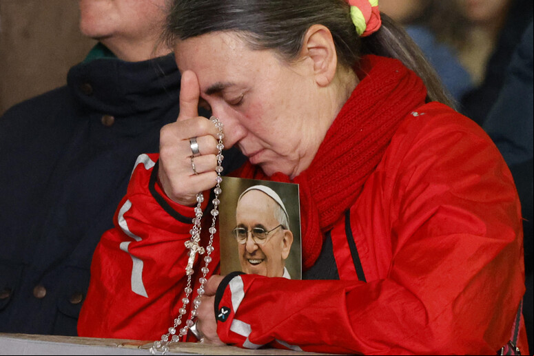 Fiel reza pelo Papa no Vaticano - TODOS OS DIREITOS RESERVADOS