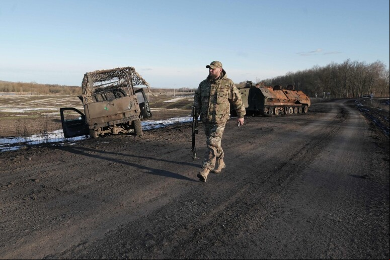 Soldado russo caminha por vilarejo na região de Kursk, parcialmente controlada pela Ucrânia © ANSA/AFP