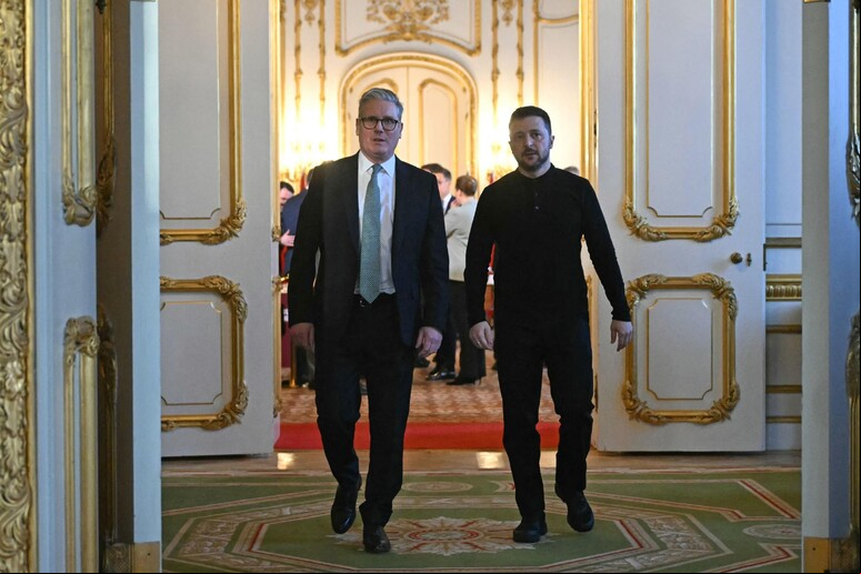 Stamer recebeu Volodymyr Zelensky durante cúpula realizada na semana ada © ANSA/AFP