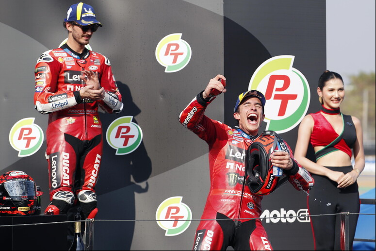 Marc Márquez, da Ducati, superou seu irmão, Álex, e o companheiro de equipe, Bagnaia, em Buriram © ANSA/EPA