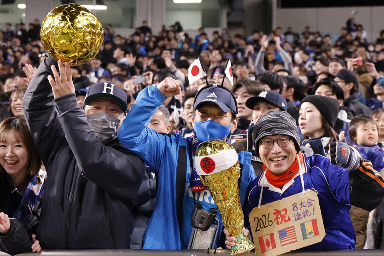 Torcedores japoneses celebrando a classificação para a Copa do Mundo de 2026 © ANSA/EPA