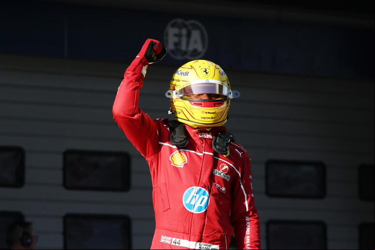 Hamilton celebra primeira pole em sprint pela Ferrari © ANSA/EPA