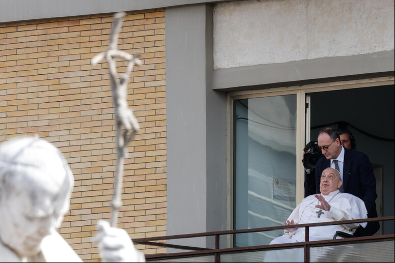 Papa Francisco na sacada do Hospital Policlínico Agostino Gemelli, em Roma - TODOS OS DIREITOS RESERVADOS