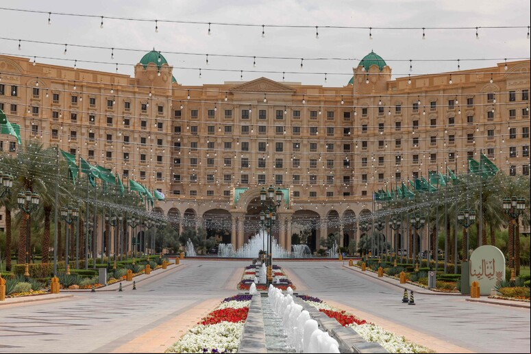 Hotel Ritz-Carlton, palco de negociações entre EUA e Rússia em Riad © ANSA/AFP
