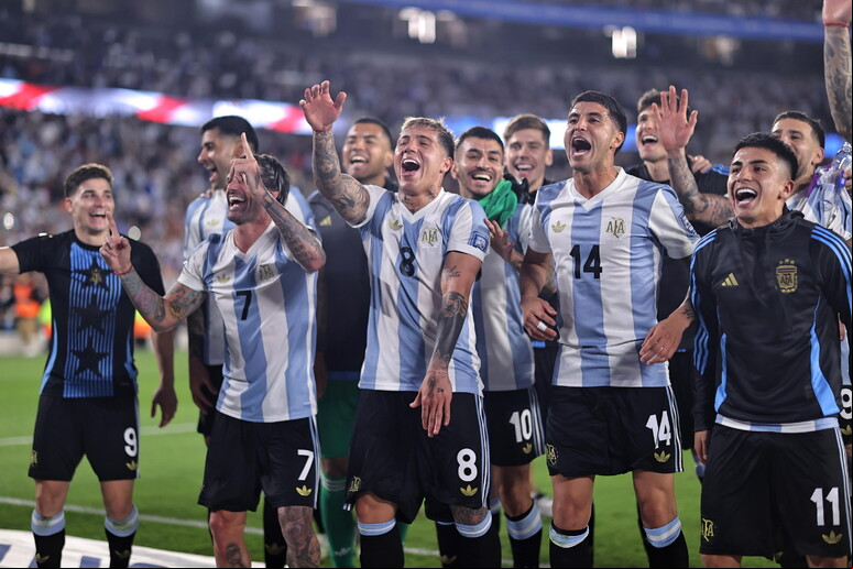 Argentinos celebram goleada sobre o Brasil em Buenos Aires © ANSA/EPA