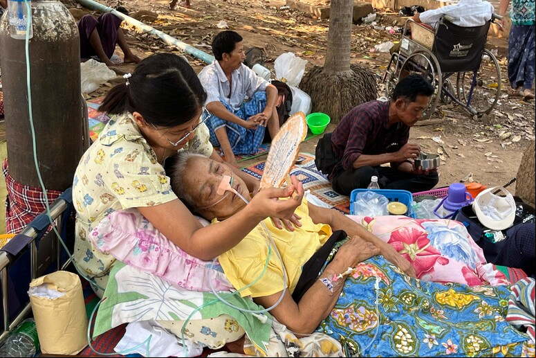 Sobreviventes de terremoto em hospital de Naypyidaw, capital de Myanmar © ANSA/AFP