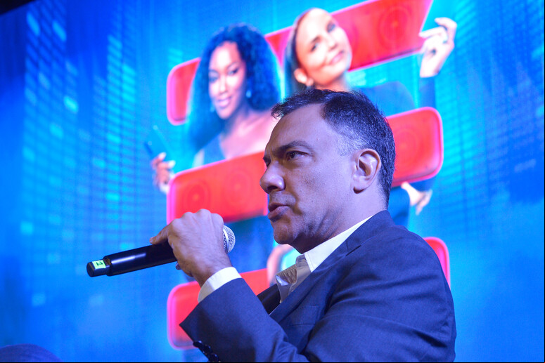 Fabio Avellar, VP da TIM, com imagem de Iza e Ivete ao fundo © ANSA/Divulgação/TIM Brasil