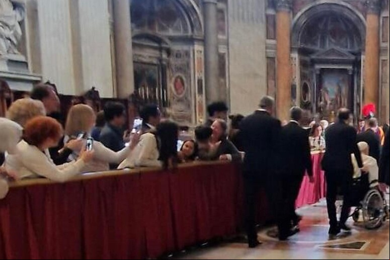 Papa é levado de cadeira de rodas entre fiéis na Basílica de São Pedro - TODOS OS DIREITOS RESERVADOS
