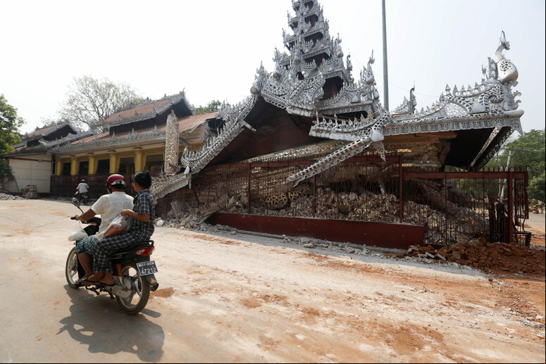 Destruição provocada por terremoto em Mandalay, centro de Myanmar © ANSA/EPA