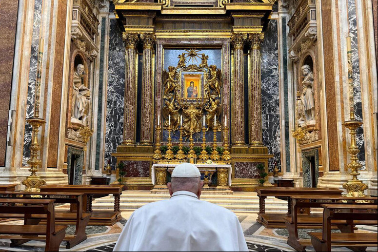 Papa Francisco durante uma de suas várias visitas na Basílica de Santa Maria Maggiore, em Roma © ANSA/AFP