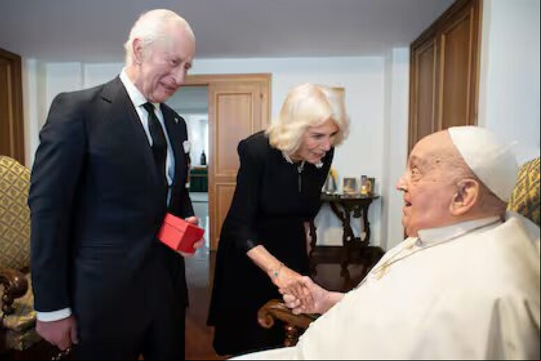 Rei Charles III e rainha consorte Camilla do Reino Unido durante encontro com Papa há poucos dias - TODOS OS DIREITOS RESERVADOS
