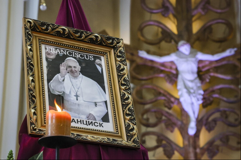 Homenagem ao papa Francisco na Catedral de Moscou, na Rússia © ANSA/EPA
