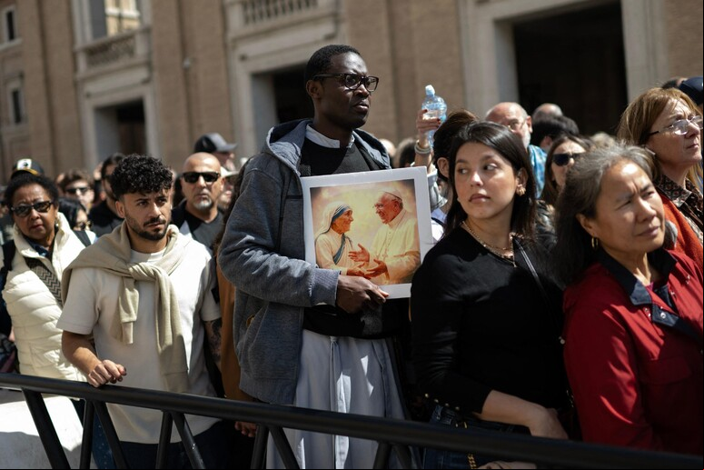 Fiéis em fila para velório do papa Francisco © ANSA/AFP