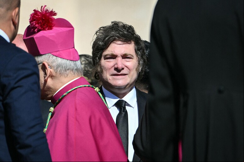 Javier Milei durante funeral de Francisco no Vaticano © ANSA/AFP
