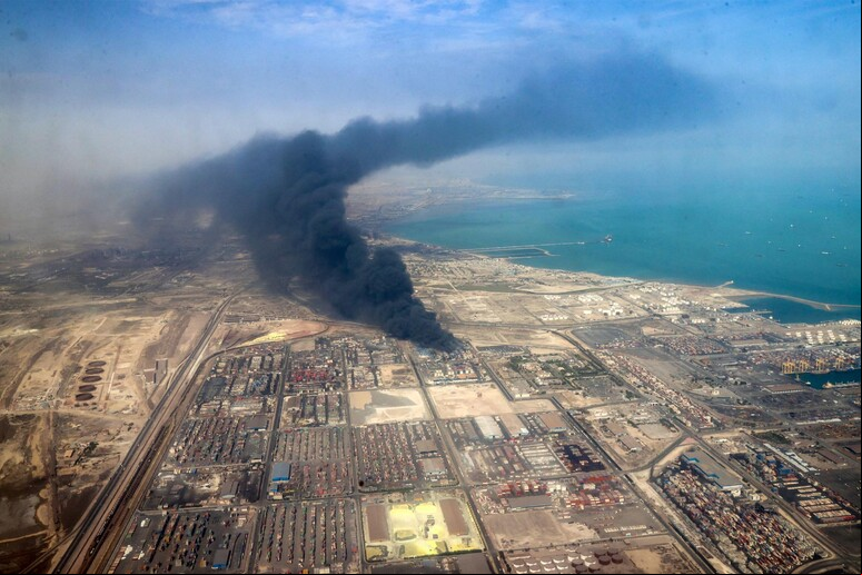 Imagem aérea do porto de Bandar Abass, onde ocorreu explosão © ANSA/AFP