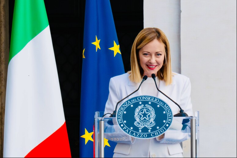 Giorgia Meloni diante do Palácio Chigi, sede do governo italiano - TODOS OS DIREITOS RESERVADOS