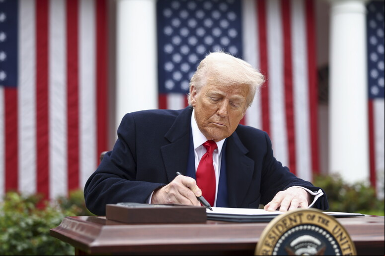 Donald Trump durante anúncio de tarifaço na Casa Branca - TODOS OS DIREITOS RESERVADOS