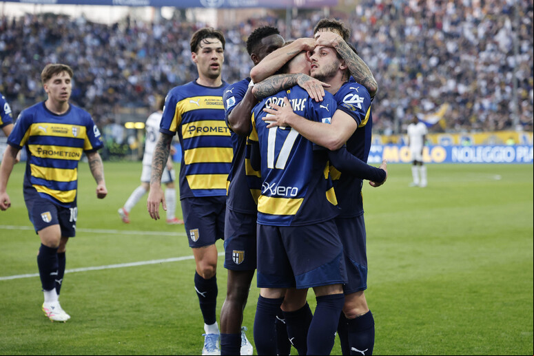 Jogadores do Parma celebram gol de empate de Ondrejka - TODOS OS DIREITOS RESERVADOS