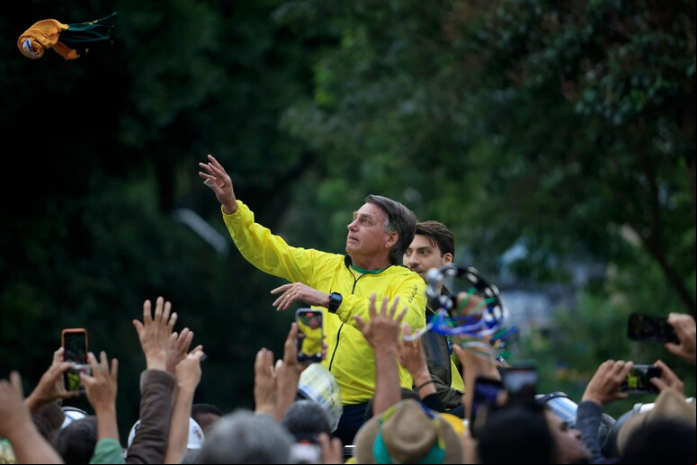 Bolsonaro apresentou “elevação da pressão arterial e piora nos exames laboratoriais hepáticos” © ANSA/AFP