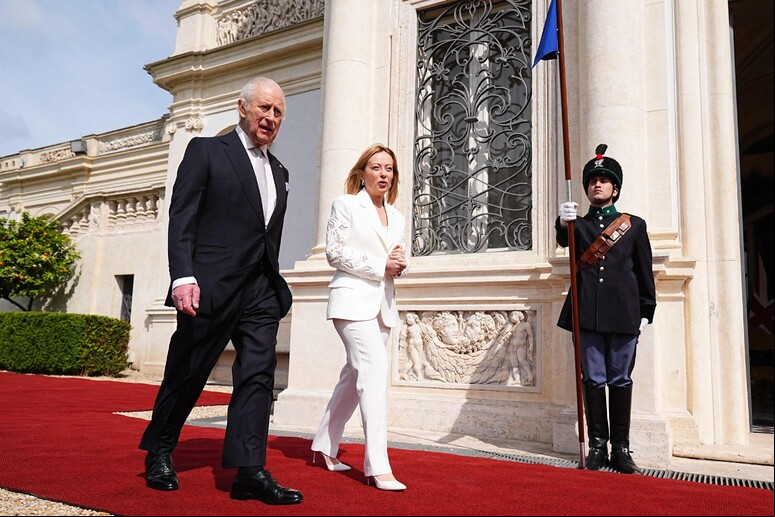 Charles III durante encontro com a premiê Giorgia Meloni © ANSA/AFP