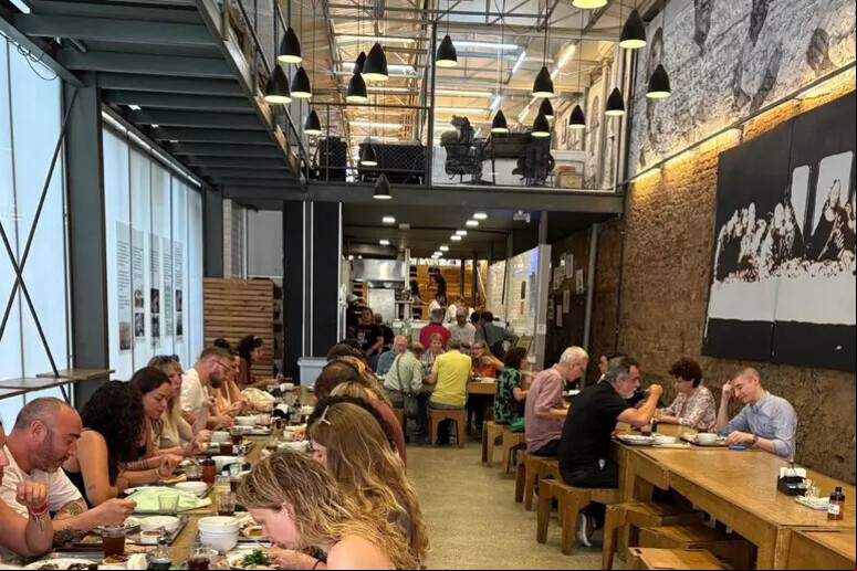Refeitório solidário nasceu em parceria com Massimo Bottura - TODOS OS DIREITOS RESERVADOS
