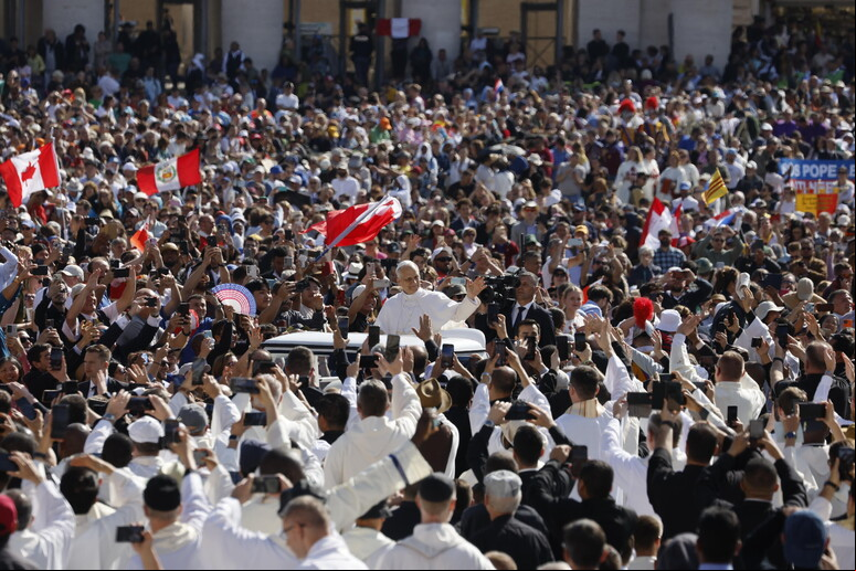 Multidão de fiéis acompanham agem de Papa na Praça São Pedro - TODOS OS DIREITOS RESERVADOS