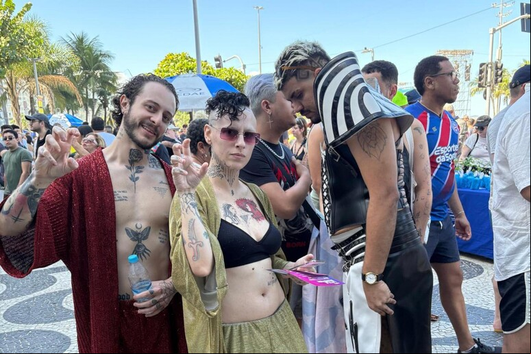 Fãs aguardam Lady Gaga em frente a hotel no Rio - TODOS OS DIREITOS RESERVADOS