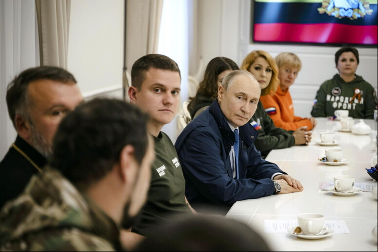 Putin em encontro com militares em Kursk © ANSA/EPA