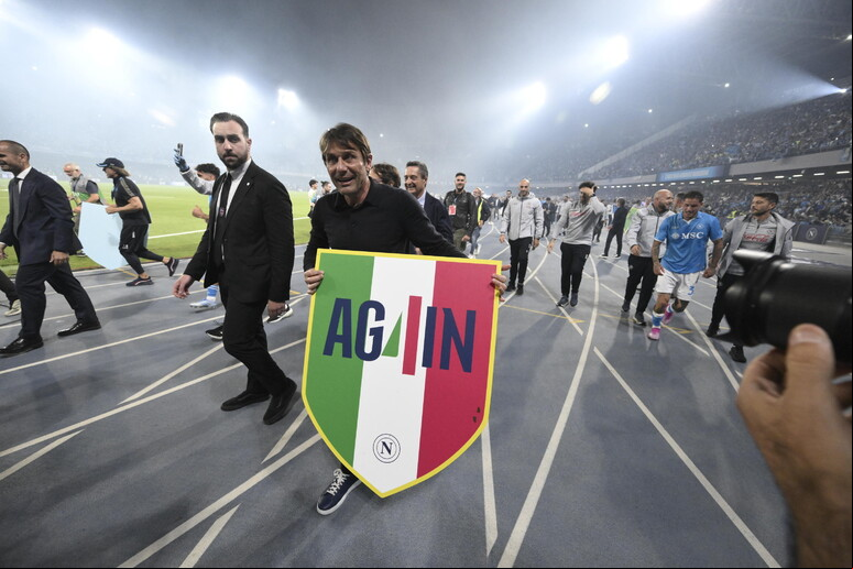 Conte celebra vitória do Napoli  'de novo ' - TODOS OS DIREITOS RESERVADOS
