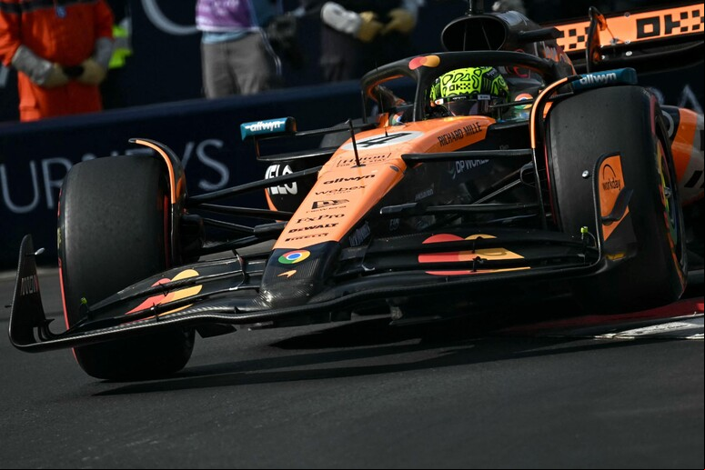 Britânico tirou Leclerc da liderança nos últimos segundos © ANSA/AFP