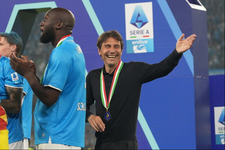 Conte ganhou a Série A pelo Napoli em sua primeira temporada pelo clube - TODOS OS DIREITOS RESERVADOS