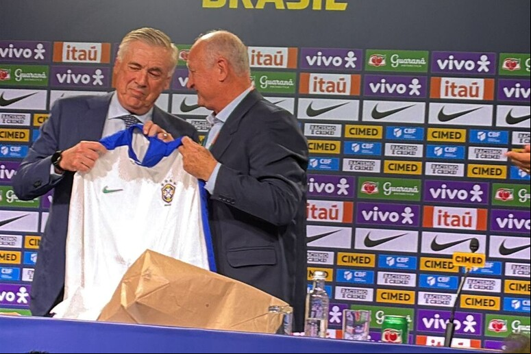 Scolari entrega camisa da seleção a Ancelotti © ANSA/Patrizia Antonini