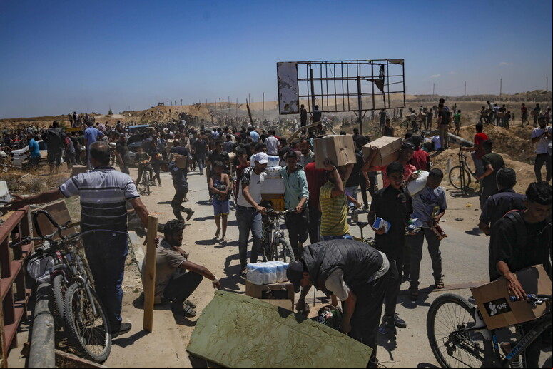 Palestinos invadiram armazém de comida da ONU © ANSA/EPA