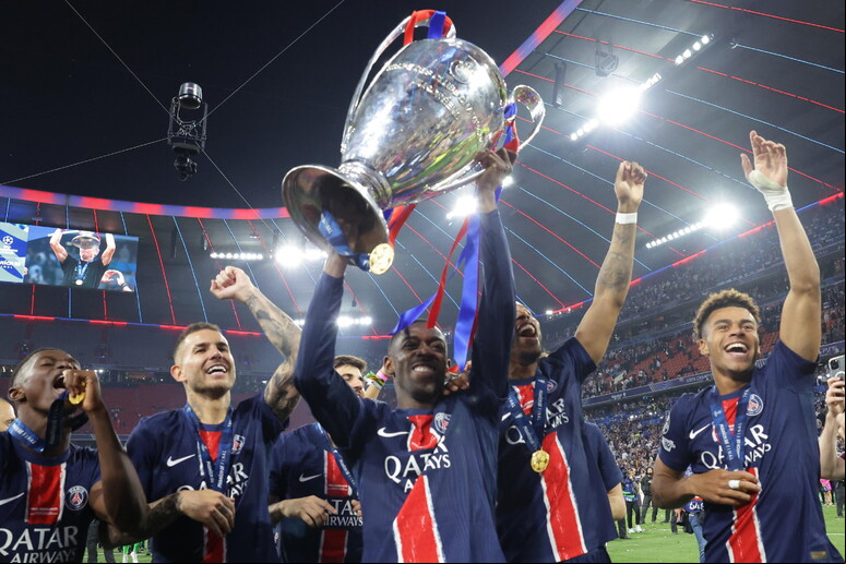 Jogadores do PSG celebram título da Champions League © ANSA/EPA