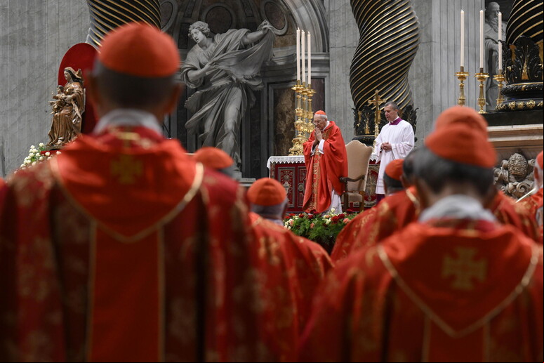 Cardeal celebrou missa de abertura de conclave © ANSA/EPA