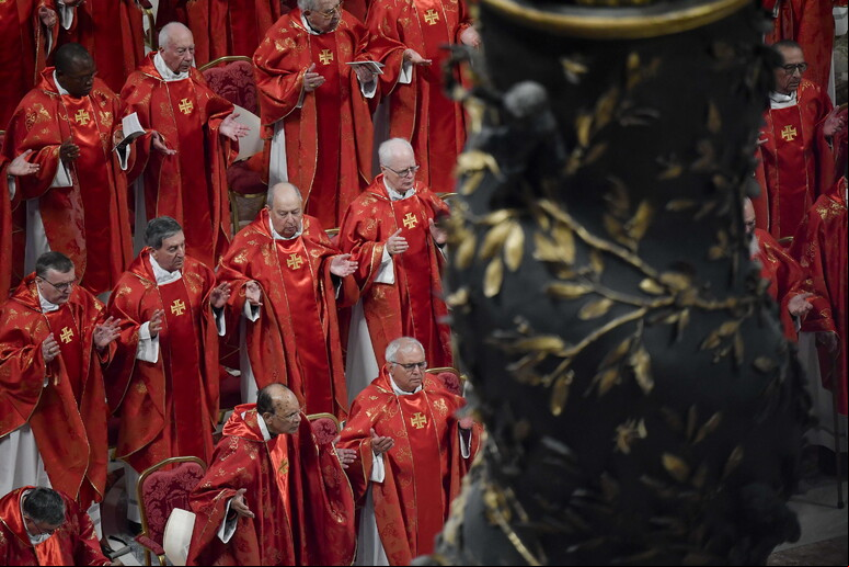 Cardeais iniciam conclave para eleger papa © ANSA/EPA