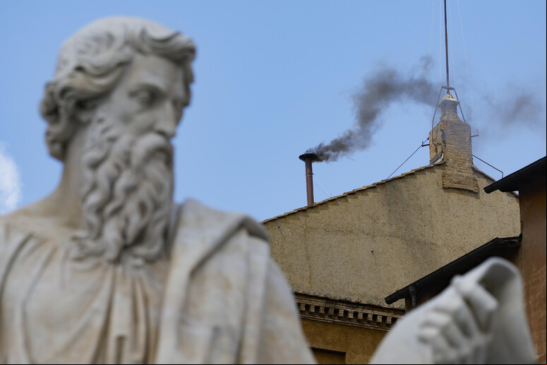 Esta é a segunda fumaça preta liberada pelo conclave - TODOS OS DIREITOS RESERVADOS
