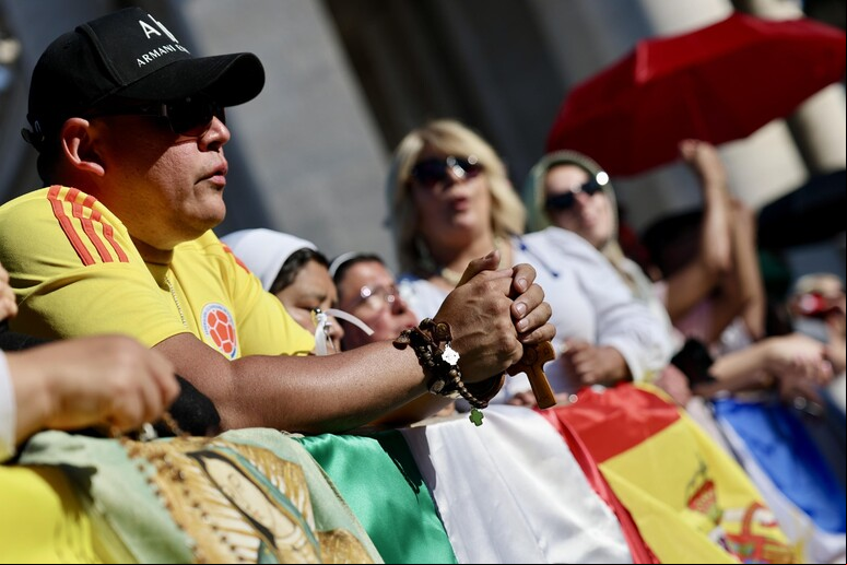 Pessoas de diversas nacionalidades se reuniram na Praça São Pedro para aguardar anúncio de novo papa - TODOS OS DIREITOS RESERVADOS